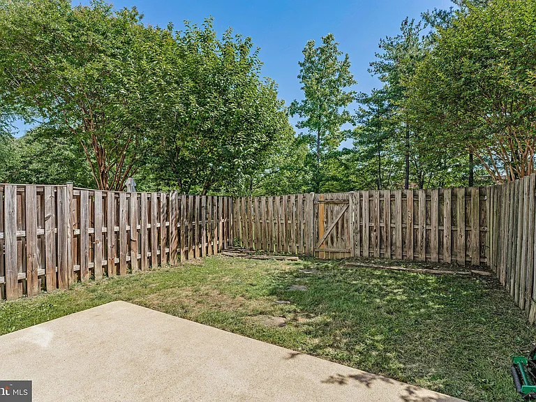 7059 Kings Manor Dr — Photo 26