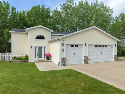 1321 Golden Valley Ln, Minot, ND, 58703