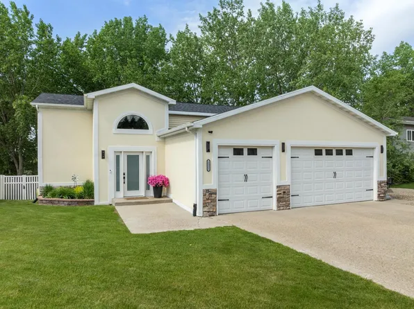 1321 Golden Valley Ln, Minot, ND 58703