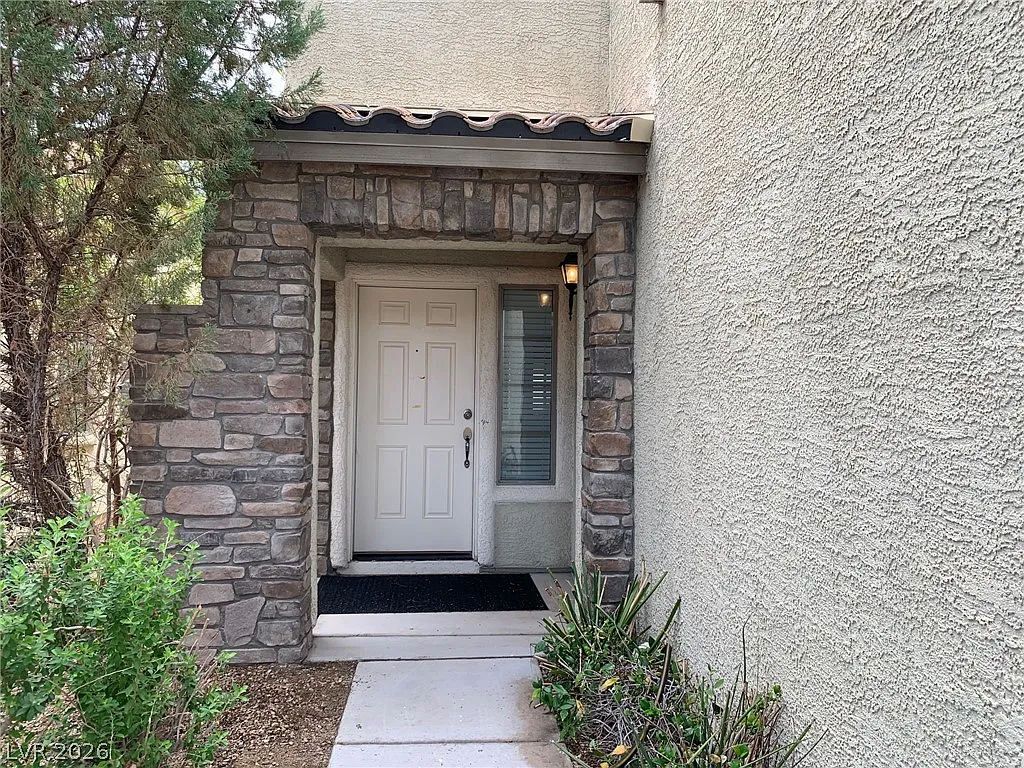 4 bed, 3.0 bath, 2722 sqft, $2,700 — Photo 2