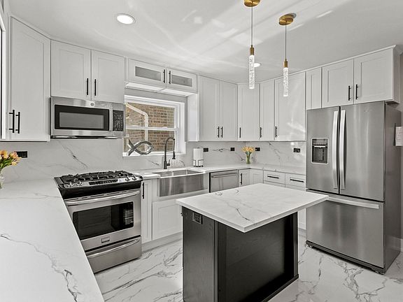 5th image of 3023 N Oconto Ave