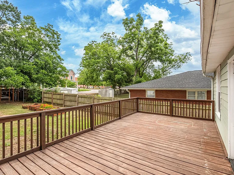 506 N Maple St — Photo 16