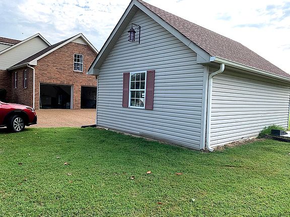Detached garage w/ electric