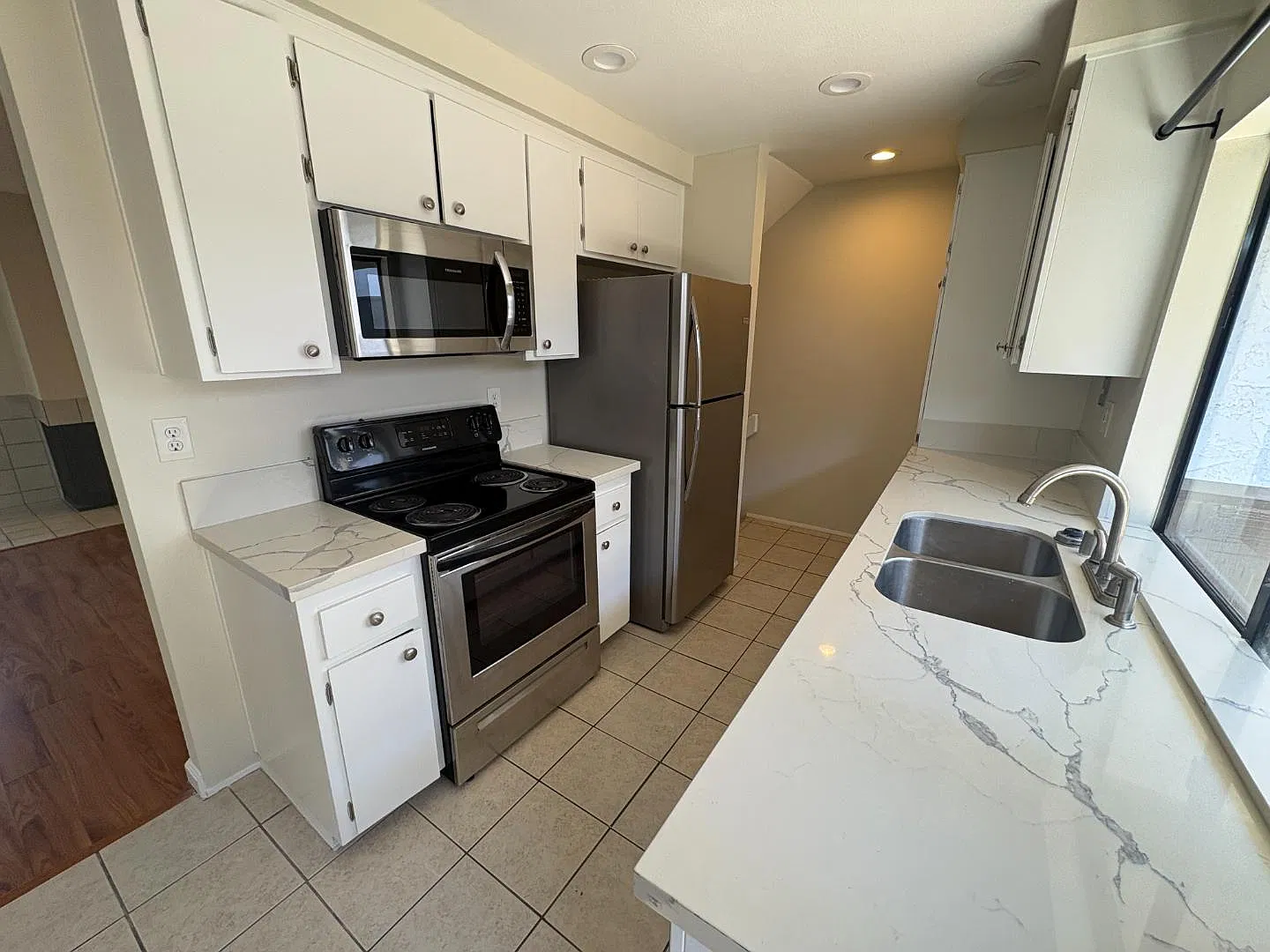 8738 Villa La Jolla Drive - Unit 10 — Photo 3