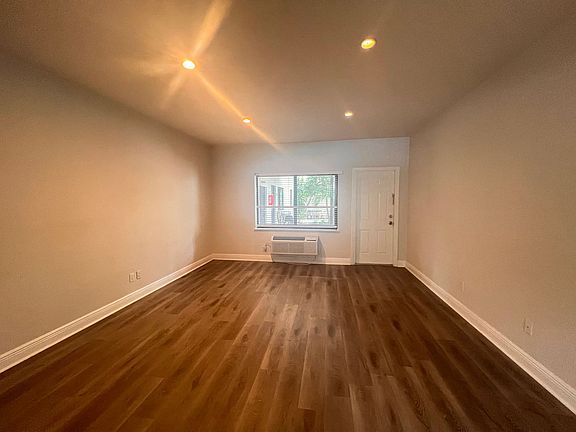5th image of 3201 Aviation Ave APT 6