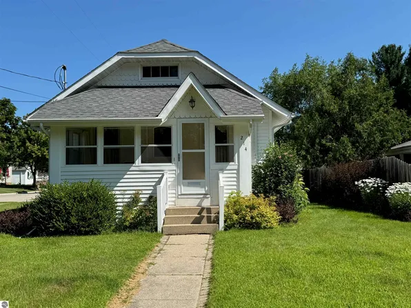 214 W Wheaton Ave, Clare, MI 48617