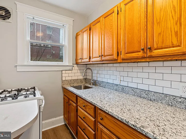 639 Plymouth Rd — Photo 8
