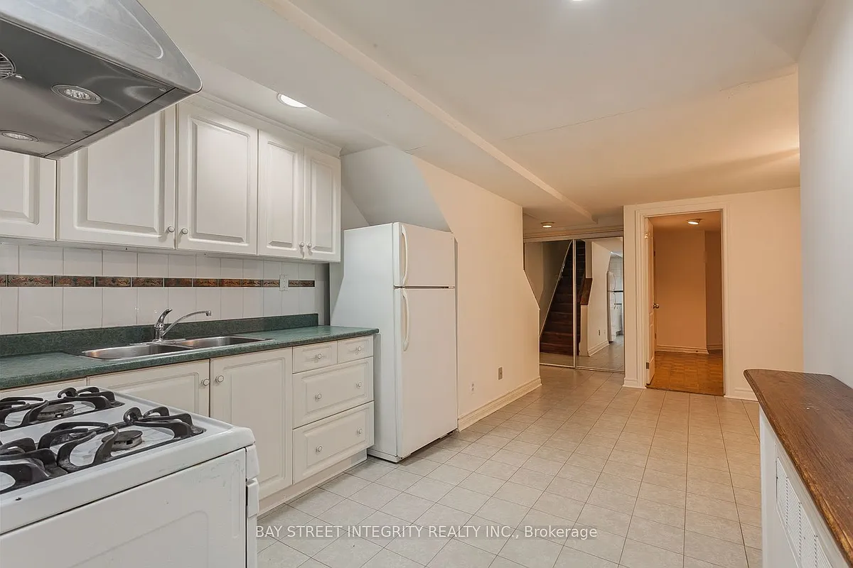 Building Photo - 261 Markham St #B