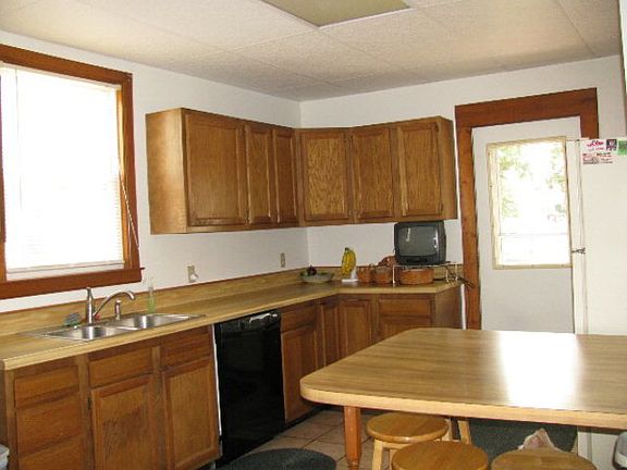 3rd image of 117 E Walnut St