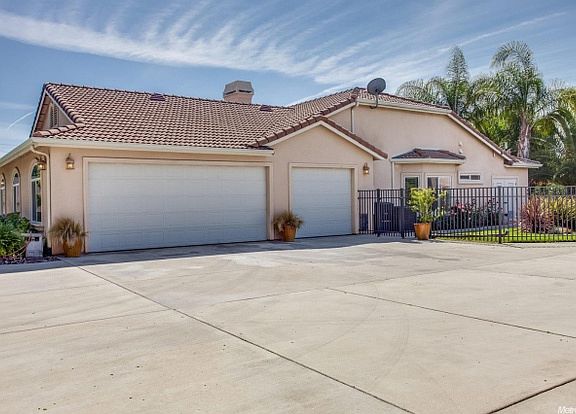 4th image of 10101 N Oaks Ct