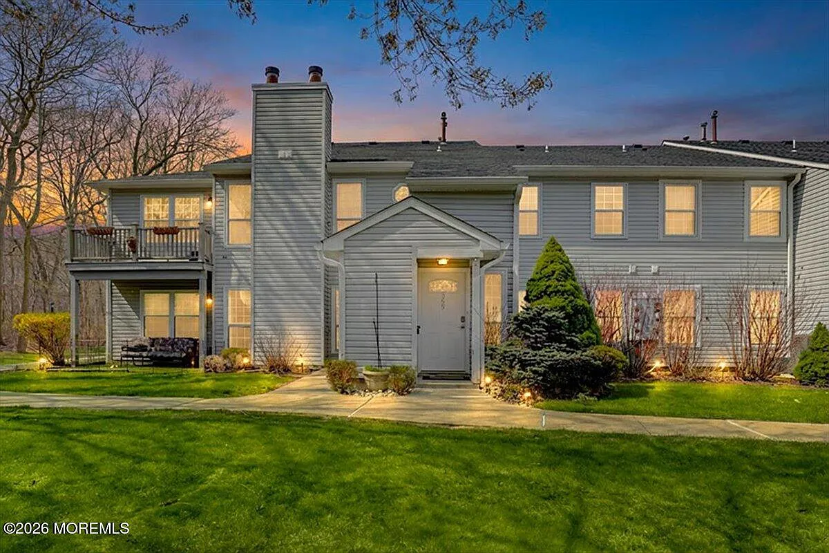 369 Yorkshire Place photo 1