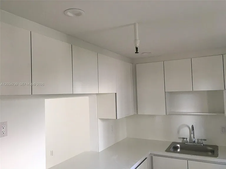 395 NE 21st St #403 — Photo 4