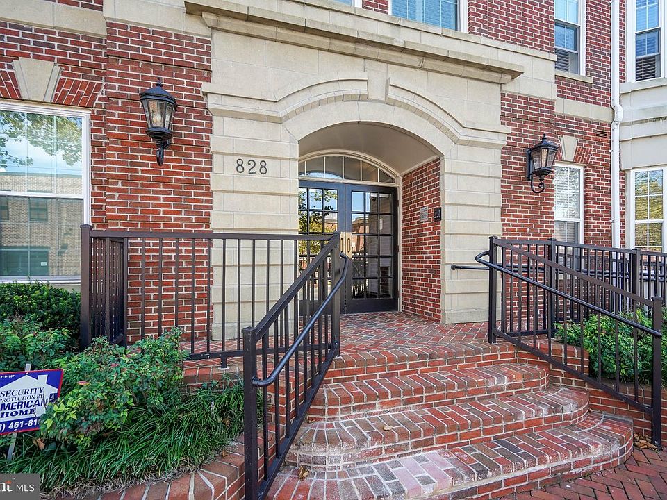 1st image of 828 Slaters Ln APT 204