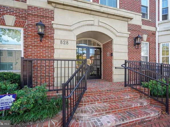 828 Slaters Ln APT 204, Alexandria, VA 22314