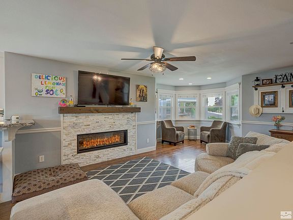 4th image of 1131 Country Club Dr