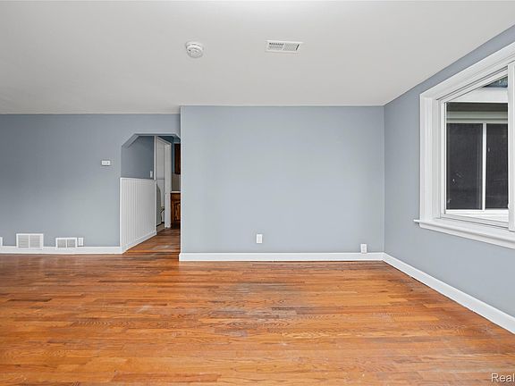 4th image of 8285 Pilgrim St