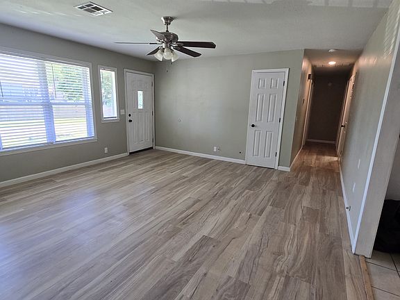 4th image of 402 SE B St