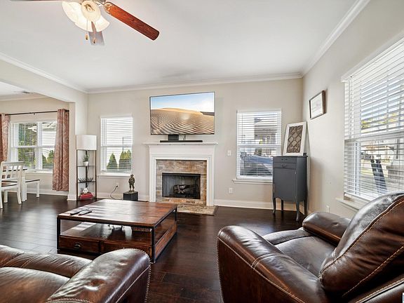 5th image of 380 Lakeridge Dr