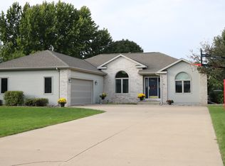 905 Twin Harbor Dr, Winneconne, WI 54986