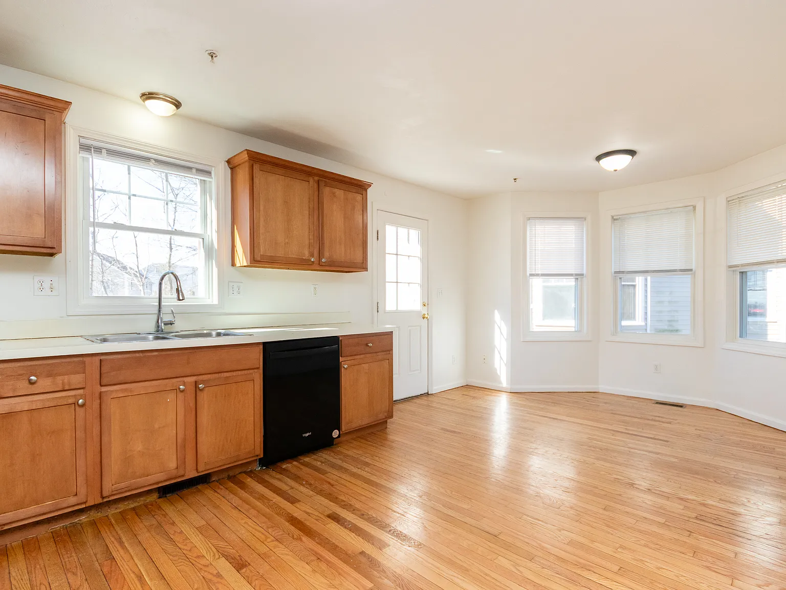 4 bed, 2.5 bath, 1700 sqft, $4,100 — Photo 2