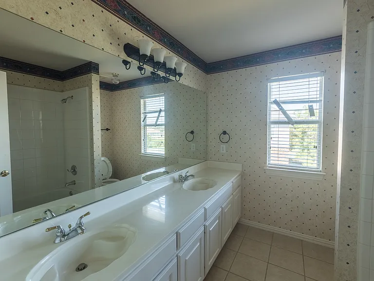3400 Silverwood Dr — Photo 9