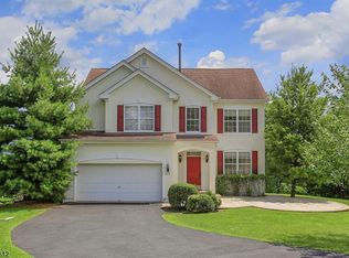 507 Cardinal Ln, Green Brook, NJ 08812