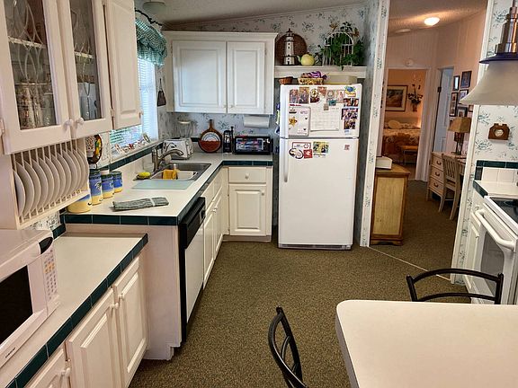 4th image of 3832 Rhine St