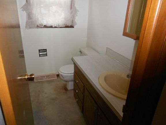 5th image of 8311 Greenwood Ln