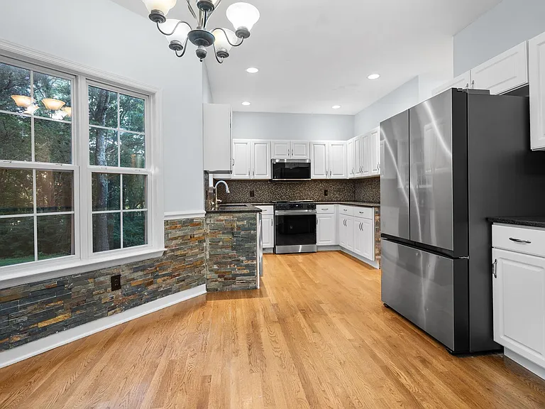 1004 Austin Ct — Photo 12
