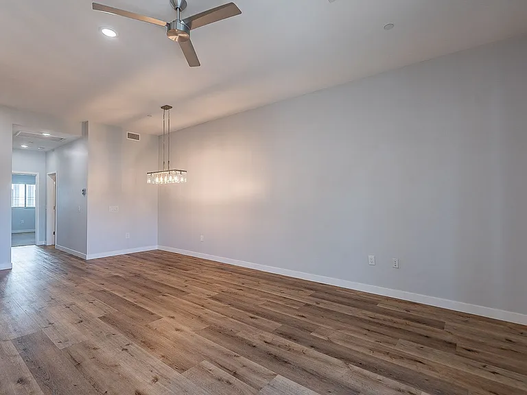 1645 E Cheery Lynn Rd — Photo 23