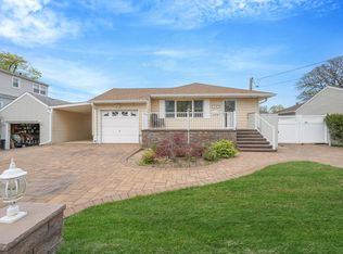 2795 Oswego St, Bellmore, NY 11710