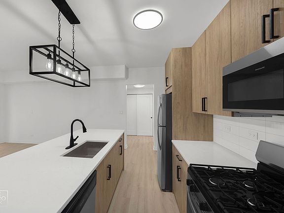 3rd image of 7717 N Sheridan Rd #2R