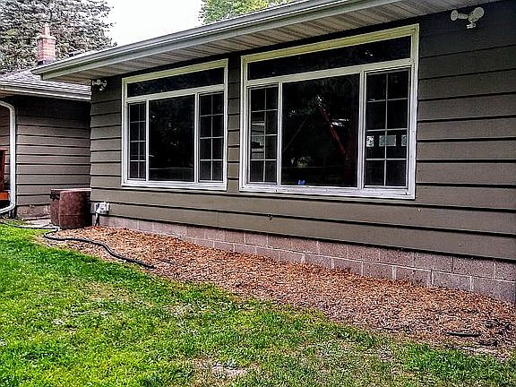 Garage has huge windows !