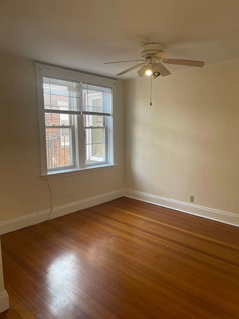 Fre Month Union Sq 1 Bed Sunny And Very Spacious Living Room Hw Floors Eat In Kit Students Ok — Photo 1