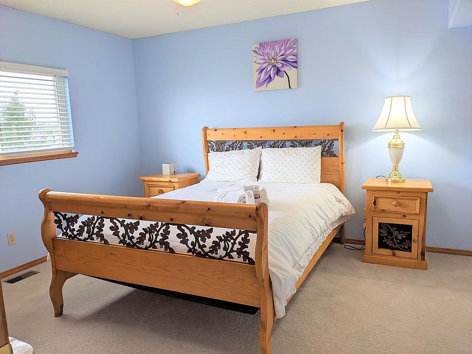 This room has a Queen-size bed, matched with 2 night stands and a lamp.