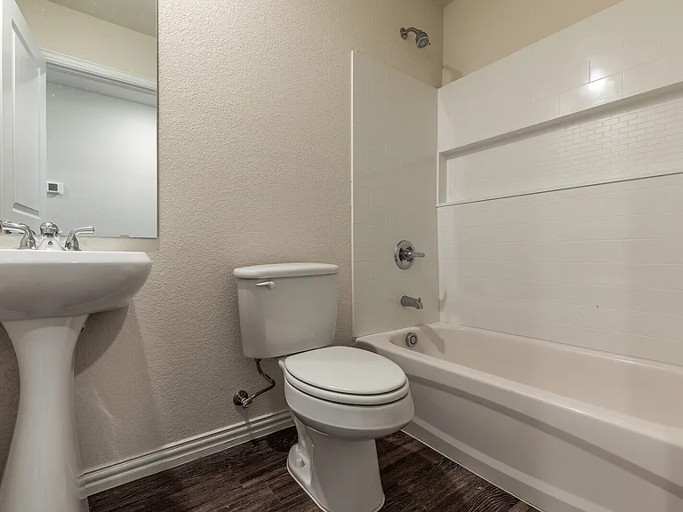 1914 Herring Ave — Photo 22