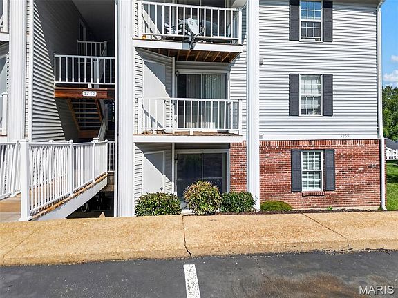 2nd image of 1239 Creve Coeur Crossing Ln APT D