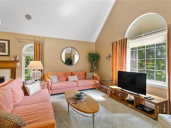 3rd image of 25 Sugarbush Ct