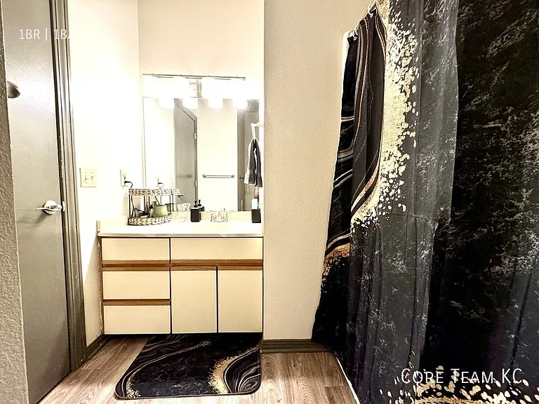 308 W 8th St #403 — Photo 8