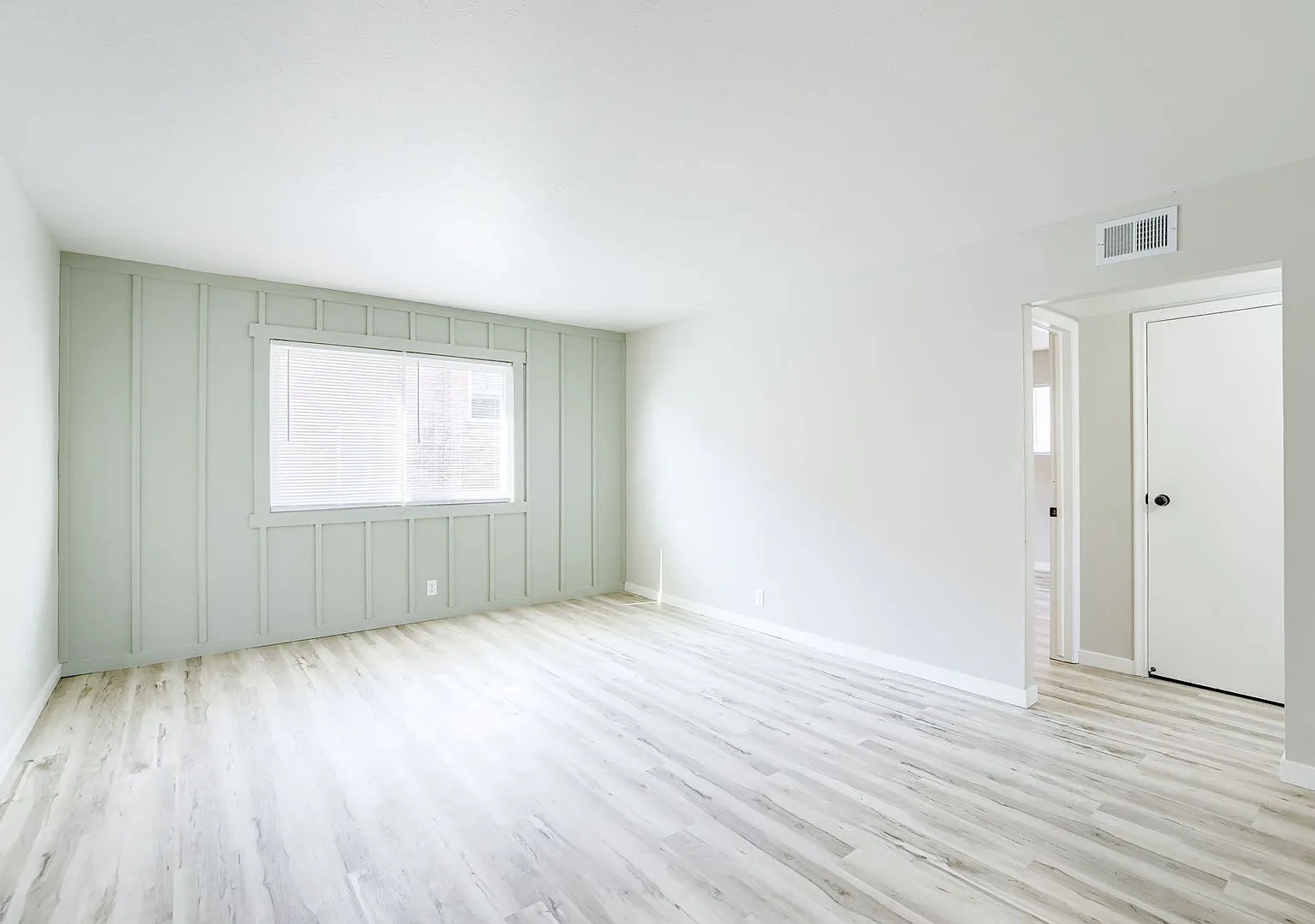 1330 S 30th Ave — Photo 3