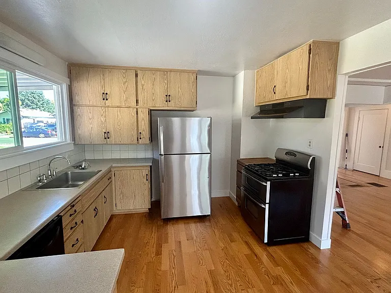 710 Grove Way — Photo 18