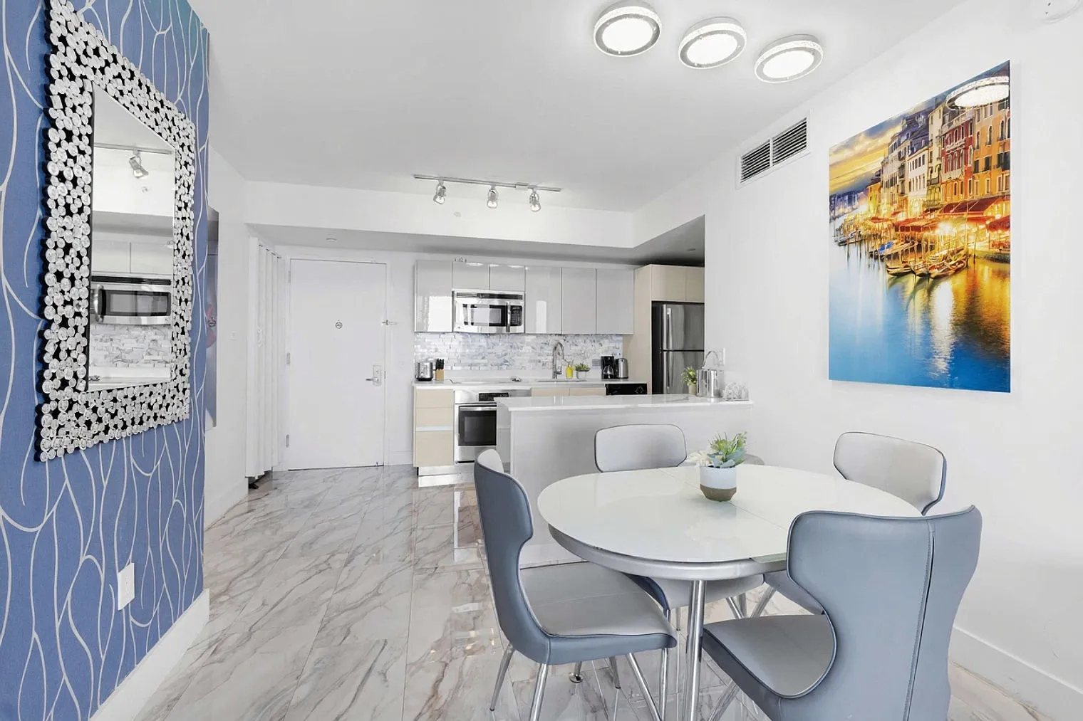 1 bed, 1.0 bath, 699 sqft, $2,384 — Photo 2