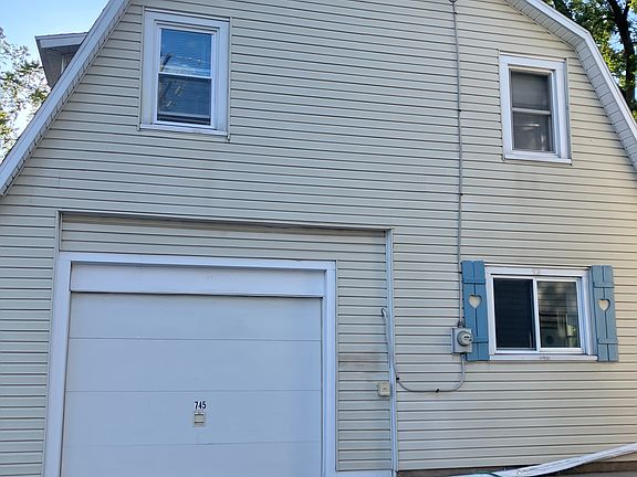 1car garage. No automatic opener