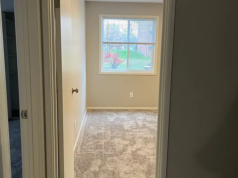 915 Heritage Ct #202 — Photo 11