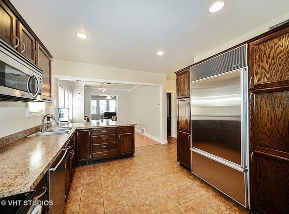 4th image of 2725 N Mont Clare Ave