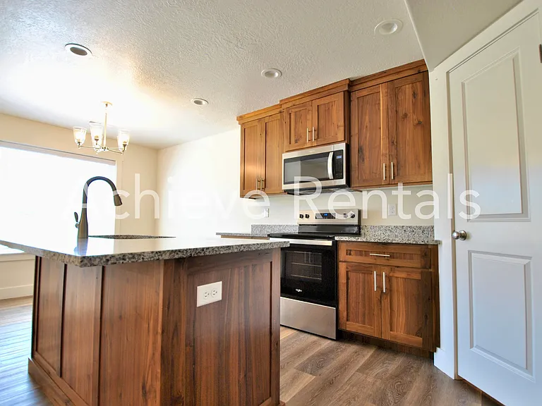2038 N 380 E — Photo 2