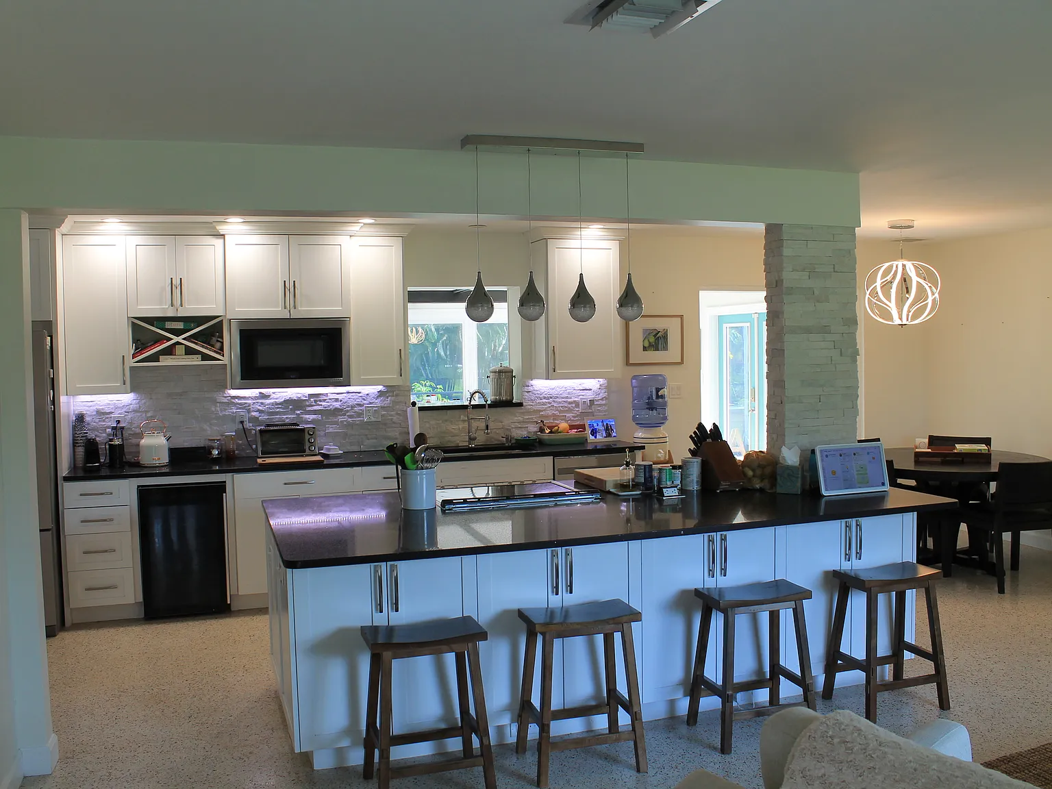 3 bed, 2182 sqft, $3,800 — Photo 1