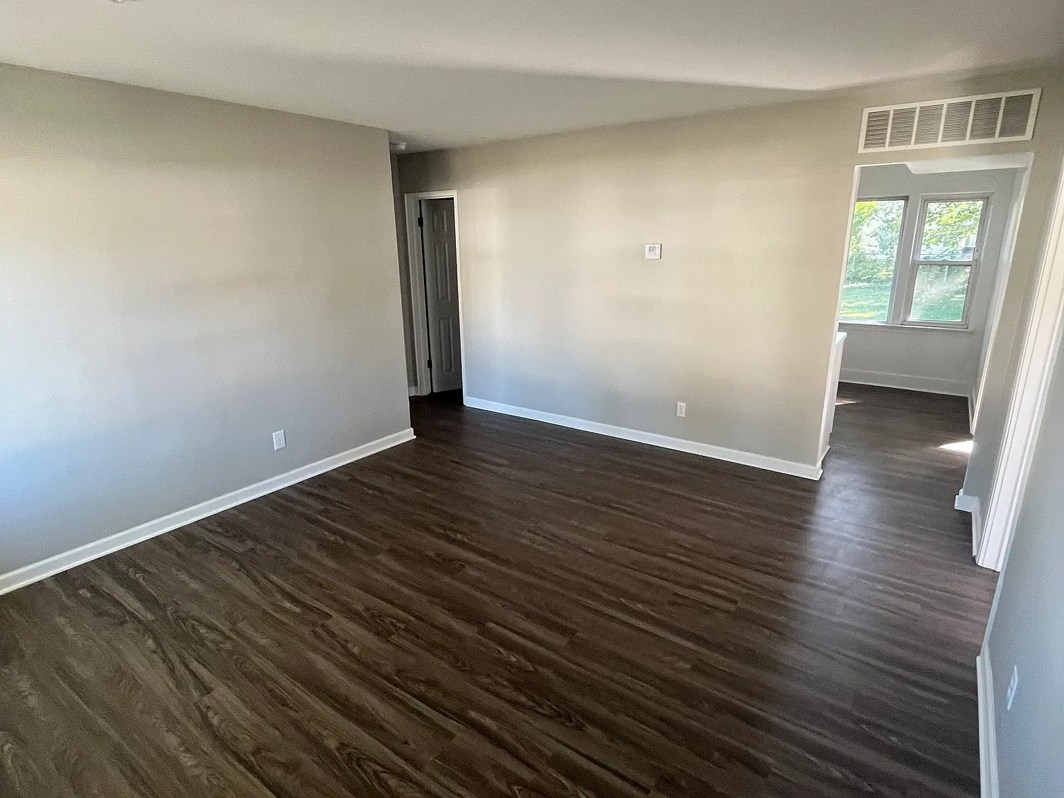 3 bed, 942 sqft, $1,250 — Photo 2