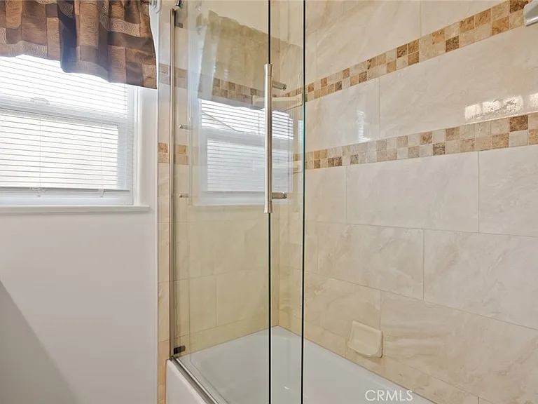 1527 N Avon St — Photo 17