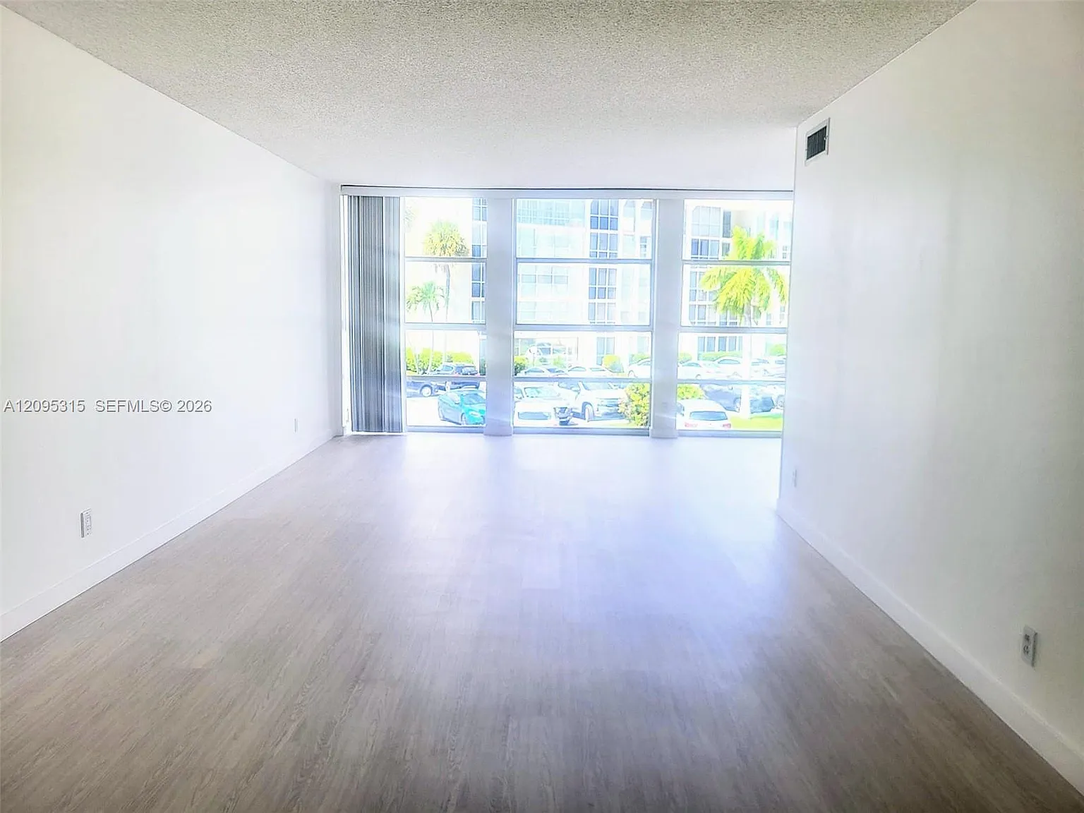 Desoto Park Condo — Photo 4